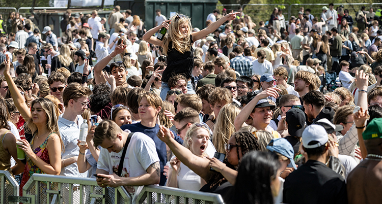 Många unga människor roar sig i soligt väder.