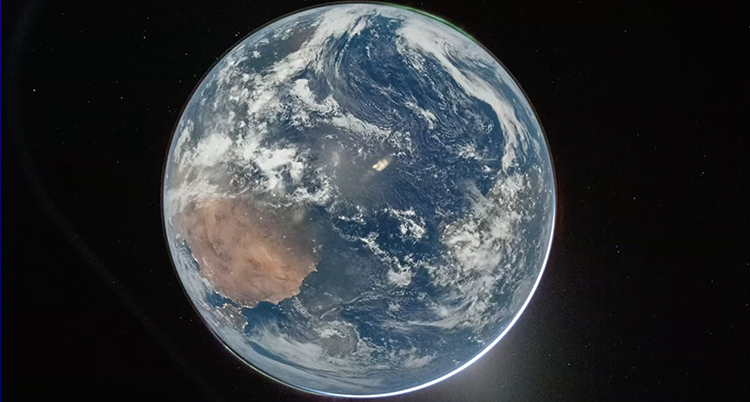 Jorden mot den svarta rymden.