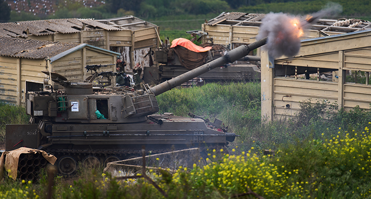 En pansarvagn skjuter raketer.