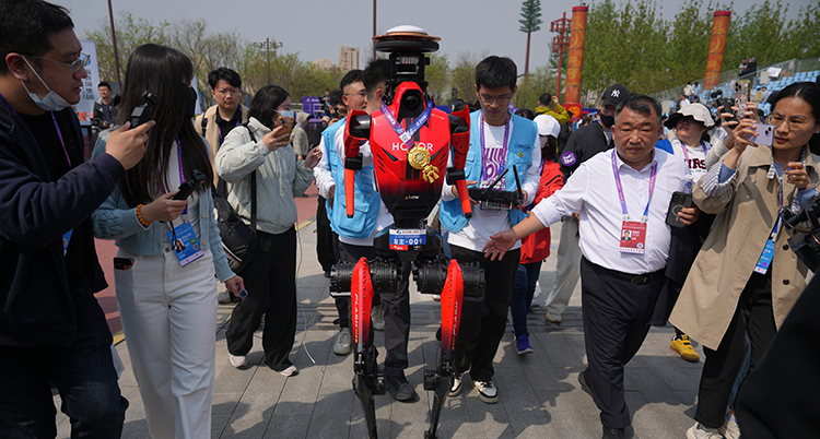 Flera journalister går bredvid roboten.
