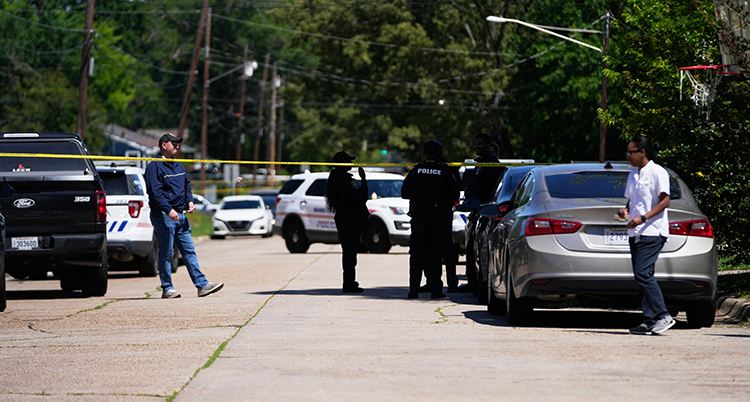 Poliserna har spärrat av ett område.