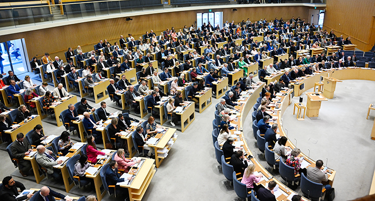 Det är fullt med politiker i bänkarna i riksdagens stora sal.
