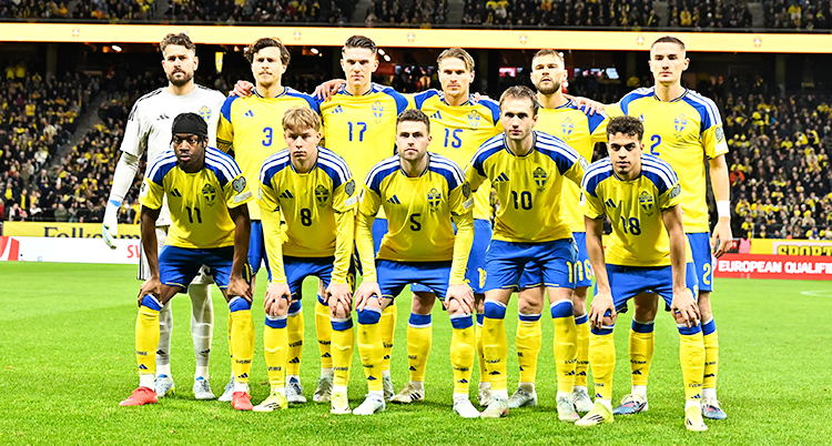 Sveriges herrar i fotboll innan en match. Det är elva spelare.