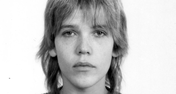 En svartvit bild. En närbild på Catrine da Costa. Hon tittar in i kameran.