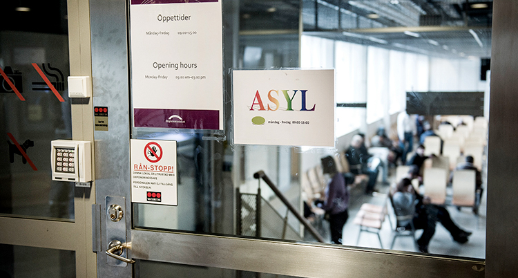En dörr med en lapp som det står ASYL på.