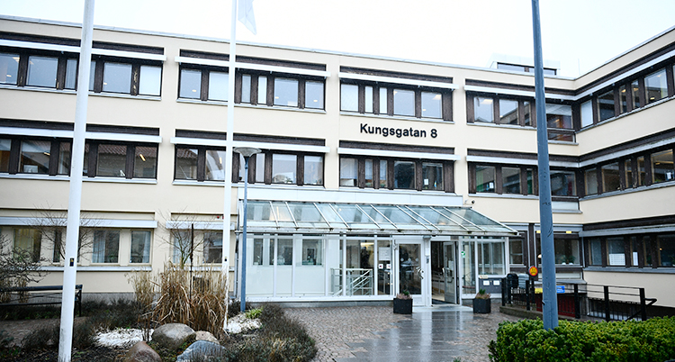 Ett vitt hus med tre våningar.