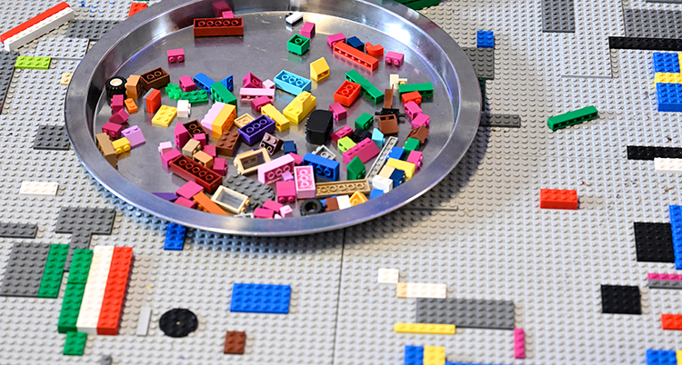 En bricka med lego.