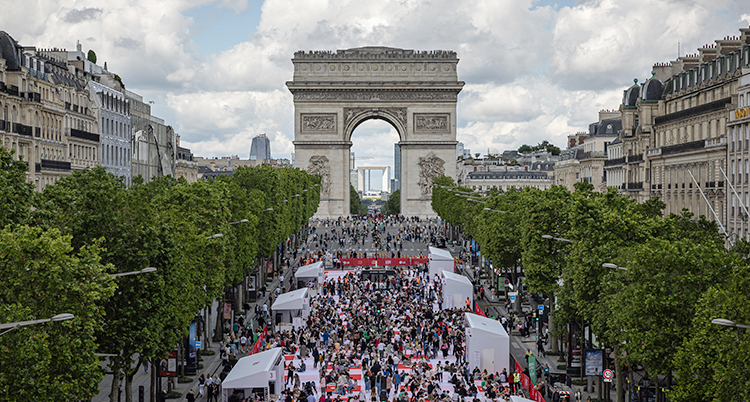 Triumfbågen mitt i staden Paris.