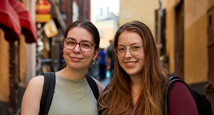 Porträtt. De står bredvid varandra på en gata i Gamla stan.