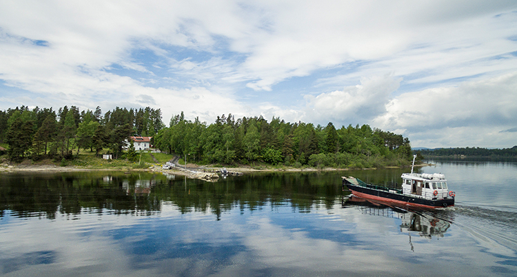 MS Thorbjørn på vei inn til AUFs leirøya Utøya i Tyrifjorden.