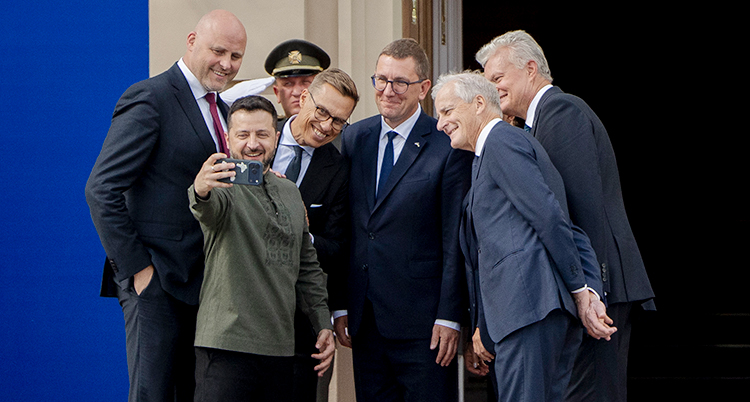 Zelenskyj tar en selfie med sin mobil tillsammans med fem andra män.