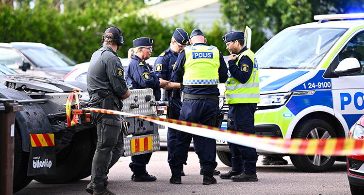Flera poliser står och pratar.