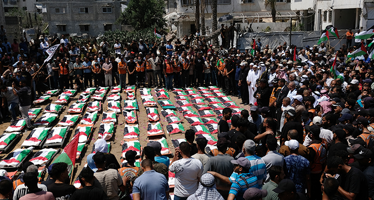 Många döda kroppar ligger på marken. De har palestiniernas flagga över sig.