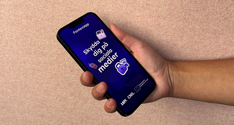 En hand håller i en mobil.