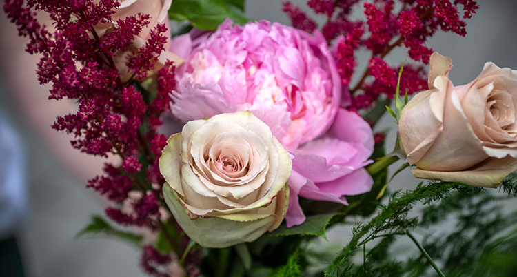 En bukett med blommor.
