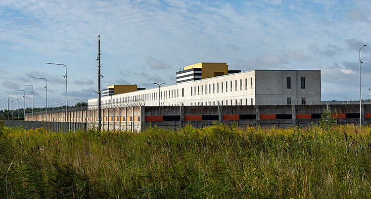 En stor byggnad med stängsel runt om.