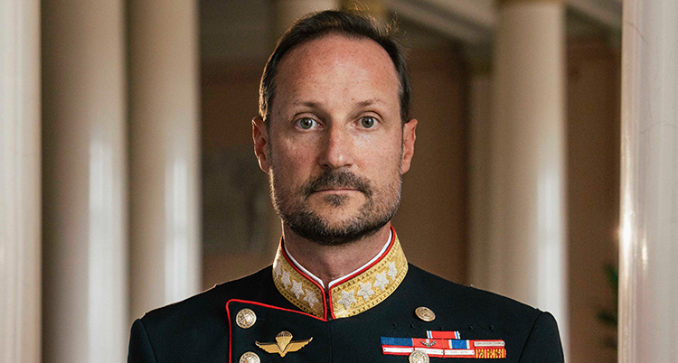Ett porträtt på en man i kungliga militärkläder. Han ser allvarlig ut.