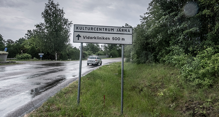 En väg med en skylt mot Järna.