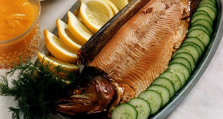 Regnbågslax på fat med gurka, dill och citron.