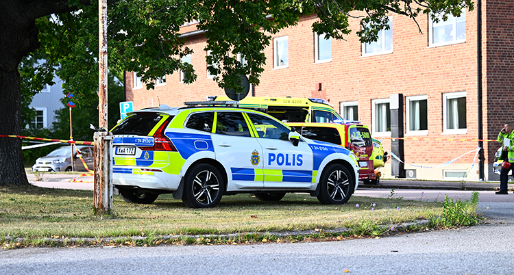 Polisbilar och ambulanser står utanför en skola.