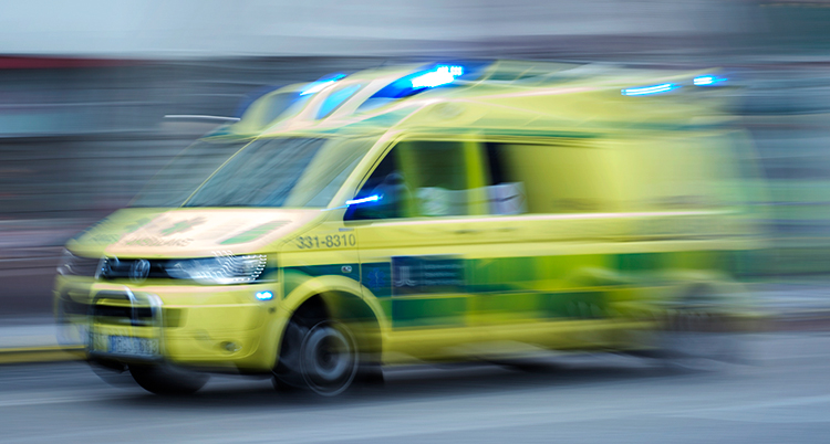 En ambulans som kör. Bilden är suddig.