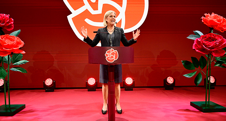 Hon står och håller ett tal på partiets valvaka.