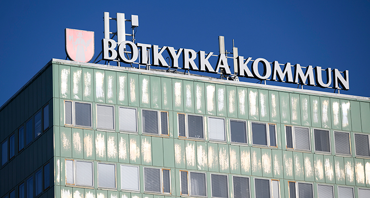 Ett stort hus. På taket finns stora bokstäver där det står Botkyrka kommun.