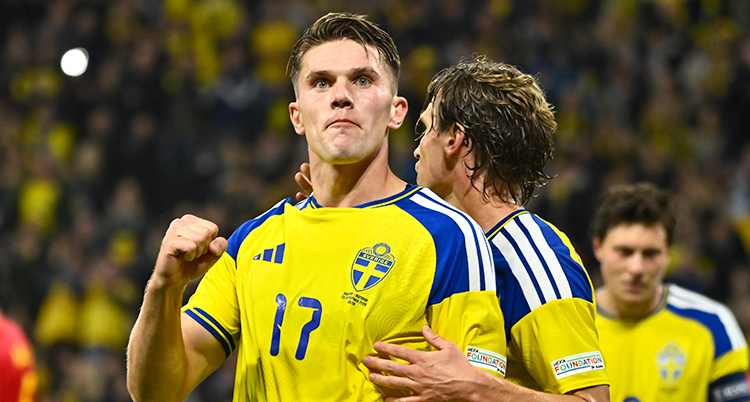 Han knyter näven. En spelare kramar om honom.