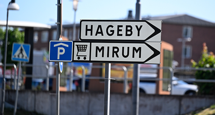 Trafikskyltar mot Hageby och Mirum.