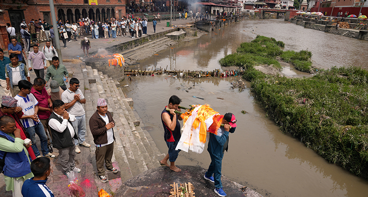 Folk i Nepal står samlade.
