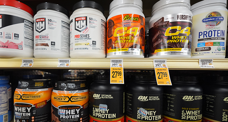 Stora burkar av plast på en hylla.