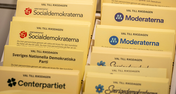 Gula valsedlar står uppställda.
