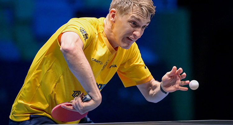 Han spelar bordtennis.