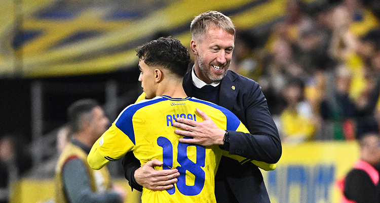 De kramar om varandra under en match.