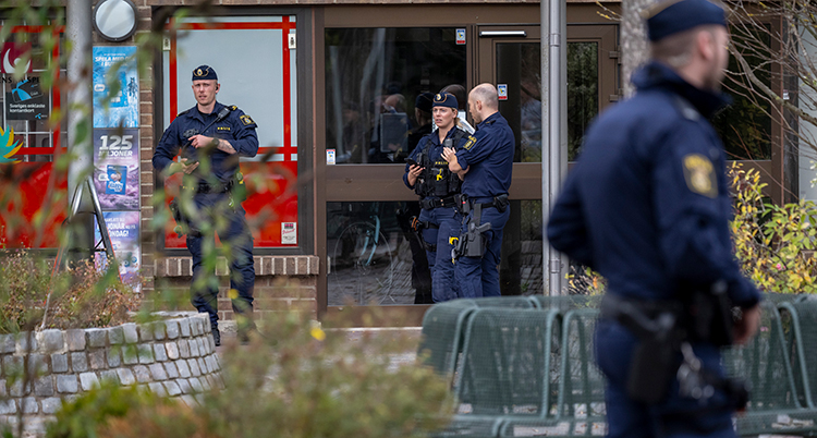 Poliser utanför en matbutik.