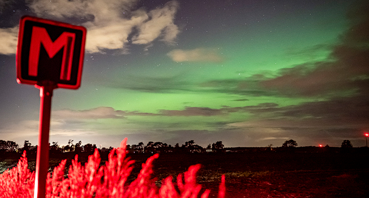 Det är natt ute, men himlen är färgad i grönt.