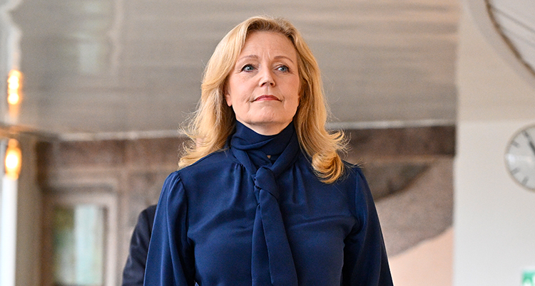 Thand Ringqvist i mörk blus ser glad och allvarlig ut på samma gång.